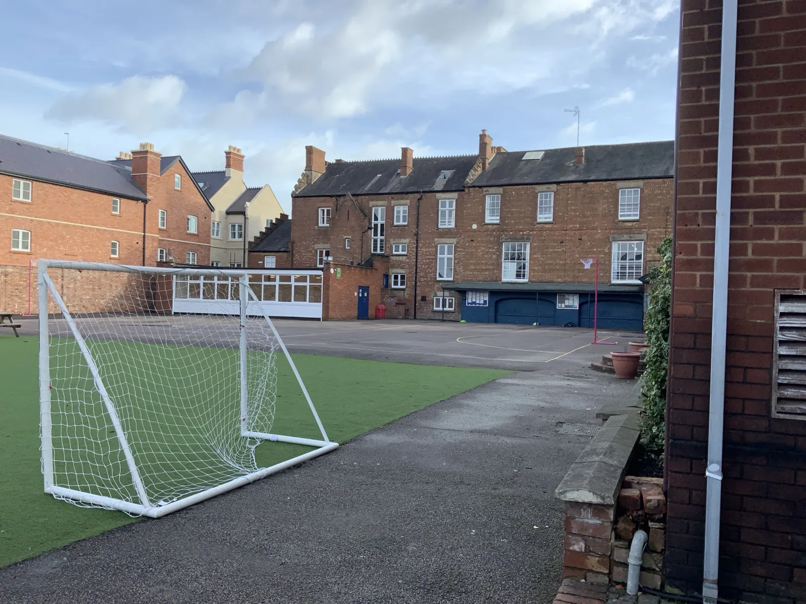 Arnold Lodge School grounds in Leamington Spa